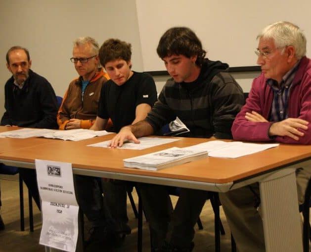 Ander Aldekoa en el Acuerdo de Paz de Gernika con otros representantes políticos de Getxo